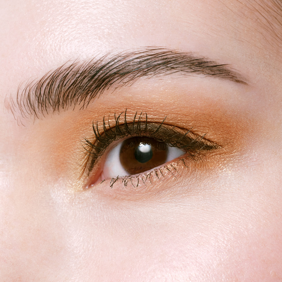 Photo of the 26 AW Holiday Collection limited-edition EYE COLOR QUAD on a fair-skinned model. A close-up shot focuses on her eye, displaying the applied eyeshadow gradient on her eyelid and upper brow bone area.
