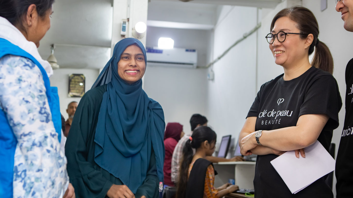 Photo of Ms. Mizuki Hashimoto speaking with the Alternative Learning Program beneficiary during a computer training session.