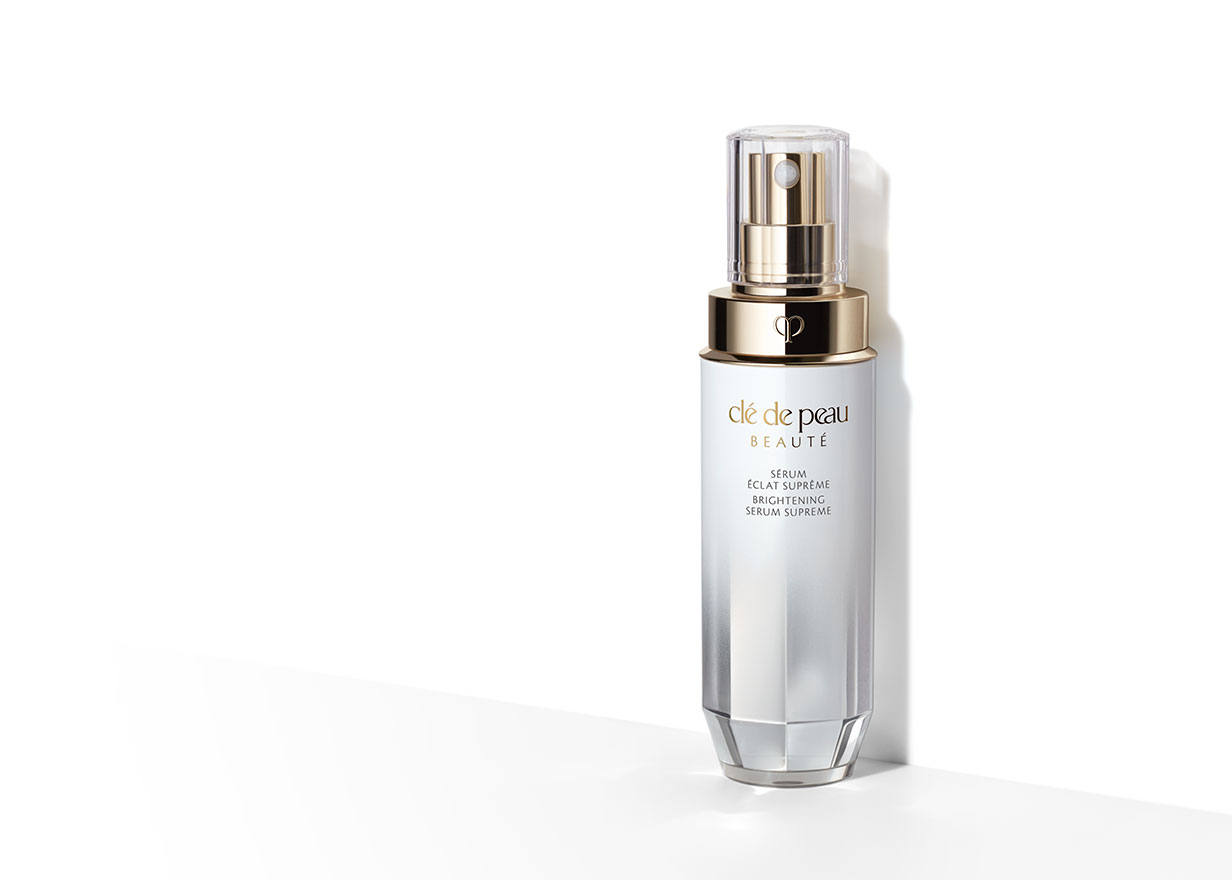 乾燥してくすんだ印象の肌にうるおいを与え、若わかしい輝きを放つ肌へ導く