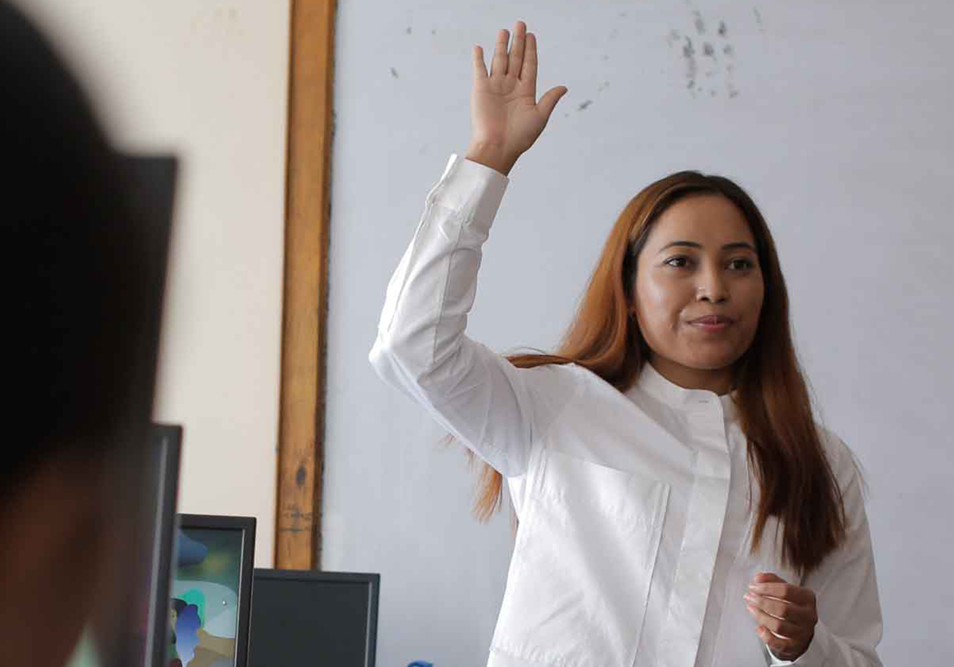 두 여성은 네팔의 여성 단체 STEM NEPAL의 공동 설립자로써, 네팔의 소녀들과 여성들의 과학과 기술에 대한 관심과 기회를 증진시킨 바 있습니다.