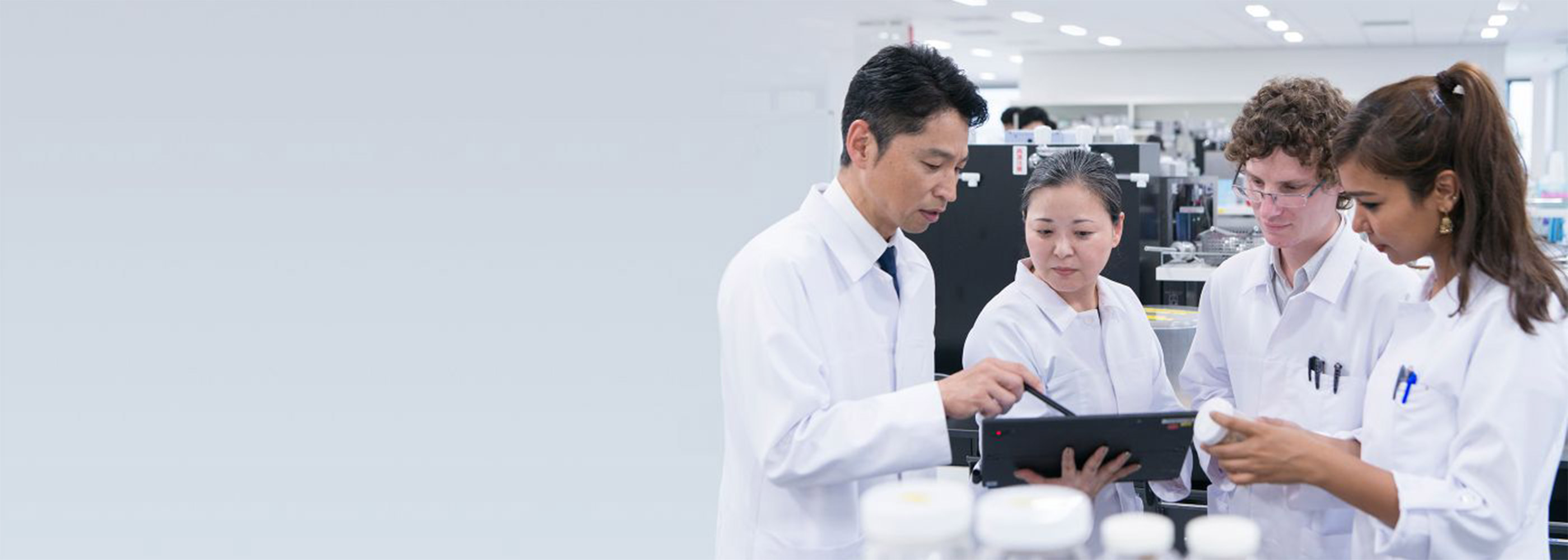 끌레드뽀 보떼의 혁신적인 스킨케어 연구소